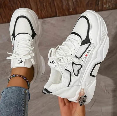 ZAPATOS CASUALES NEGRO Y BLANCO CON DETALLE DE CORAZON