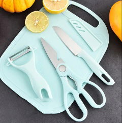 TABLA DE PICAR CON  CUCHILLO Y FUNDA, TIJERA Y PELADOR DE VIANDAS Y FRUTAS