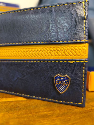 Billetera con escudo de aplique