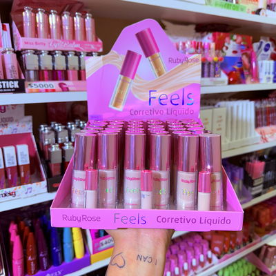 Corrector de ojeras feels RUBY ROSE