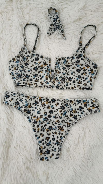 Bikini Corpiño con arco en V - Bombacha Colaless - Color hueso c/flores
