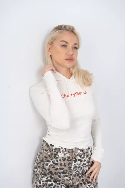 Remera Cherybomb con Capucha