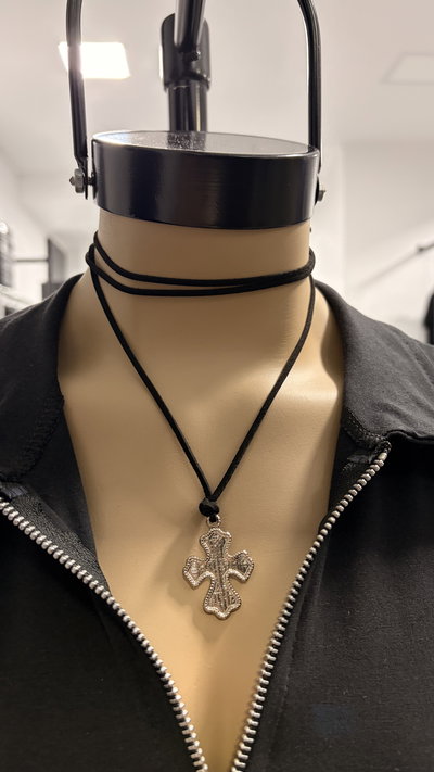 Chocker Gamuza Plateado Cruz