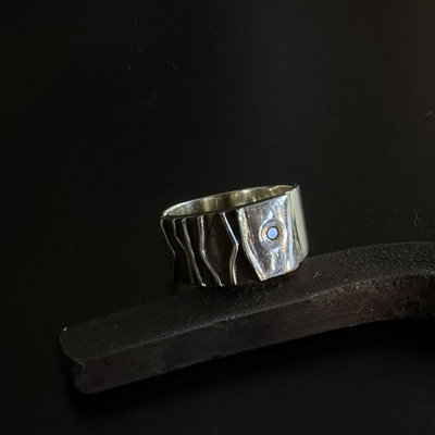 ANILLO DE PLATA CON TEXTURA Y PIEDRA - CORTEZA