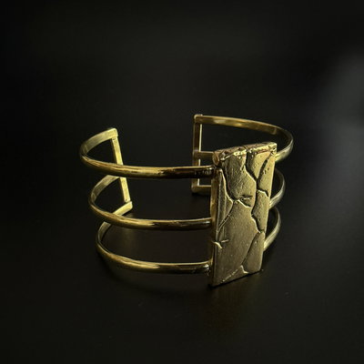 PULSERA DORADA ANCHA CON TEXTURA - GRIETAS