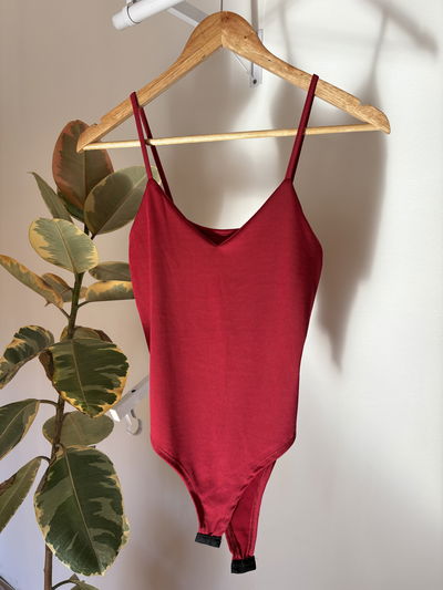 BODY V CHERRY (bretel fino)