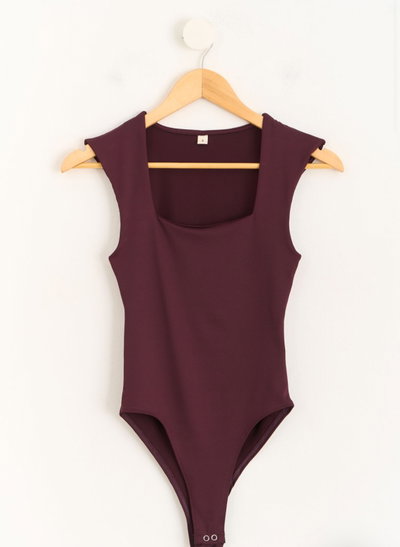 BODY ESCOTE CUADRADO VINO