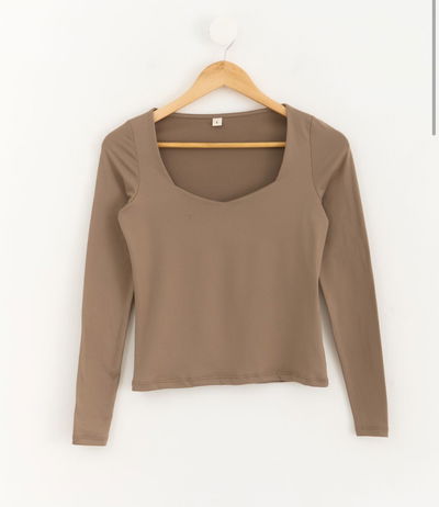 REMERA ESCOTE ESPEJO BEIGE OSCURO