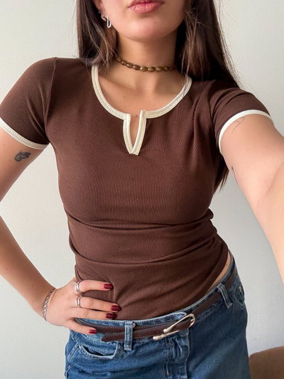REMERA V CHOCO C/BLANCO