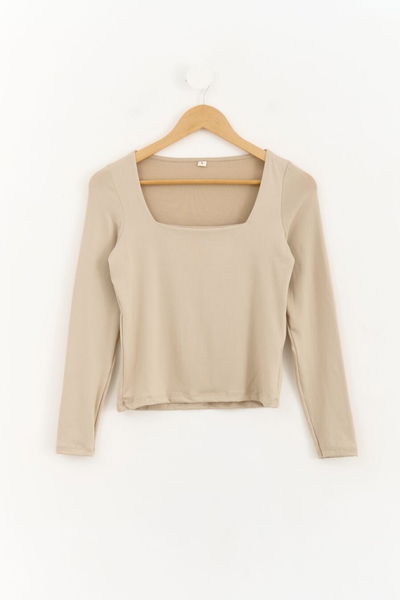 REMERA ESCOTE CUADRADO BEIGE
