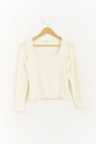 REMERA ESCOTE CUADRADO MANTECA
