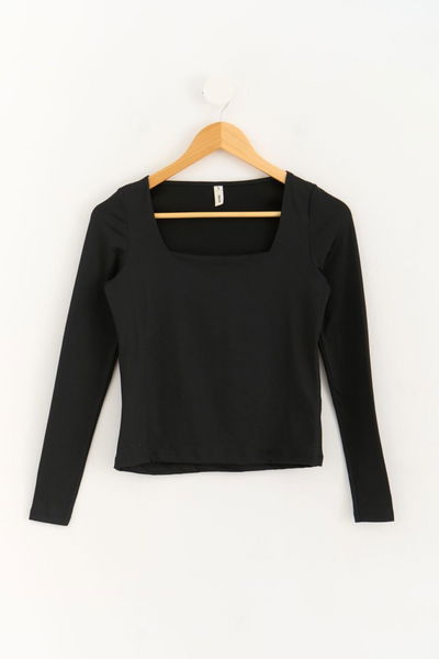 REMERA ESCOTE CUADRADO NEGRO