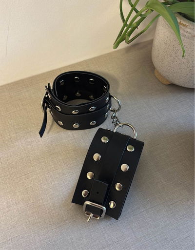 Esposas doble ecocuero con tachas