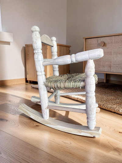 SILLA MECEDORA DE MADERA Y JUNCO INFANTIL