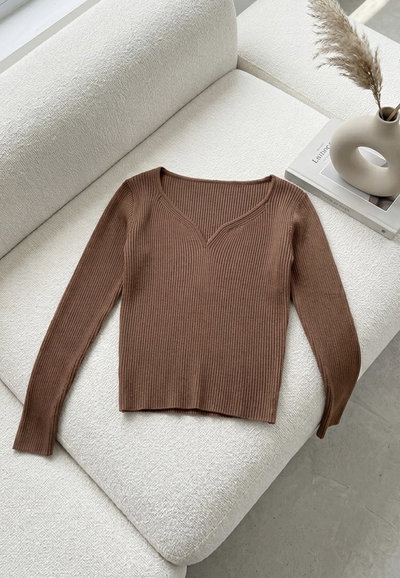 Sweater escote princesa marrón 