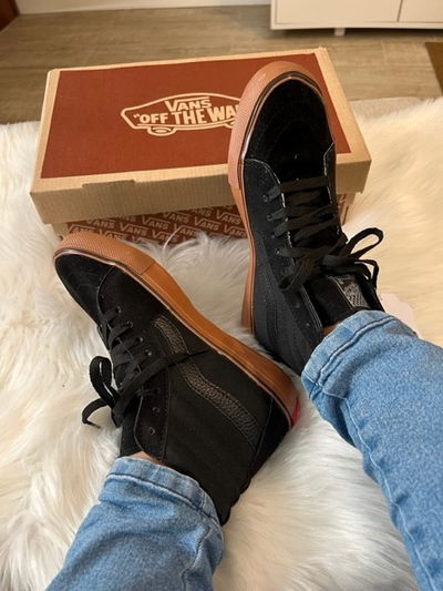 Botitas Vans negras con suela marron caramelo