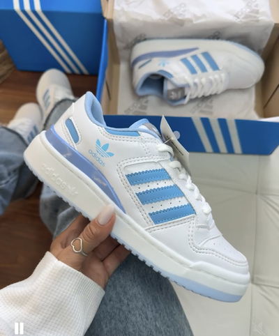 Adidas Forum blancas con celeste