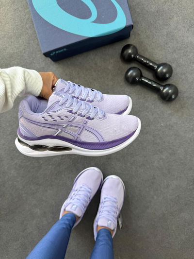 Asics violetas y rosadas