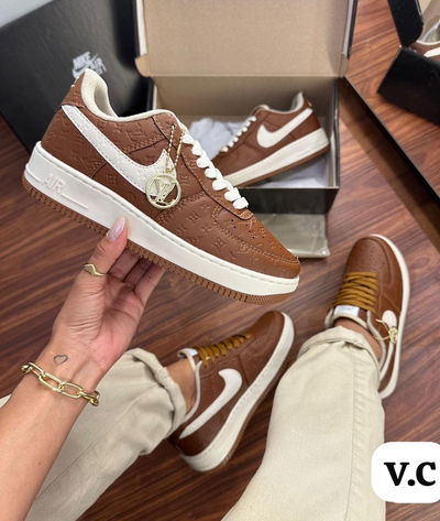 Nike Air Force marron