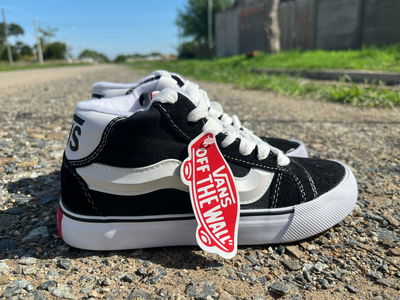 Botitas Vans Knu negras clásicas