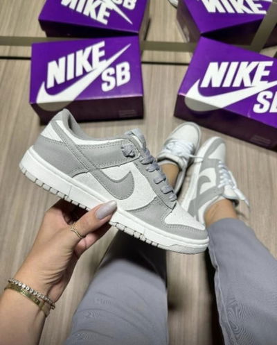 Nike Dunk SB gris con blanco 