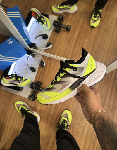 Adizero amarilla