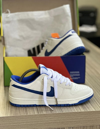 Nike Dunk SB blancas con azul