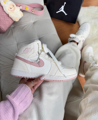 Nike Jordan blancas con rosa