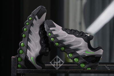 Nike Air Max DN8 gris con verde 