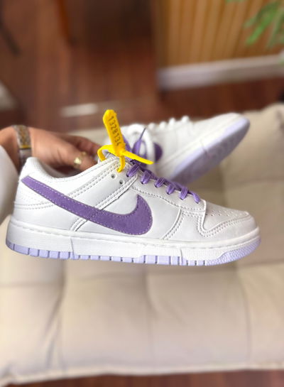 Nike Dunk SB blancas con violeta