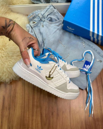 Adidas Forum blancas con celeste 