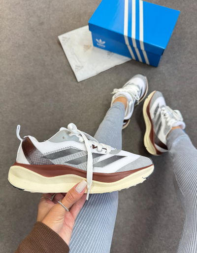 Adidas Adizero Boston gris con marrón 