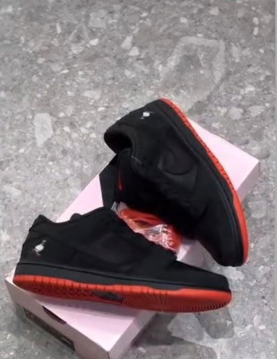 Nike Dunk SB negras con rojo 