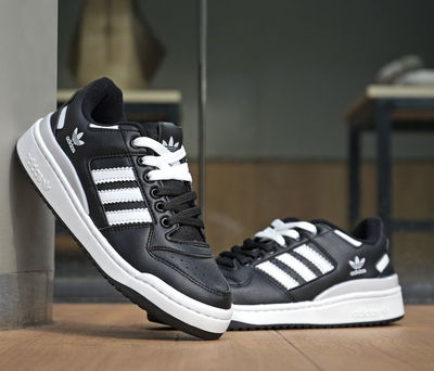 Adidas Forum negra