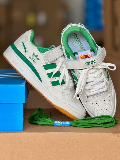 Adidas Forum blanca y verde con velcro