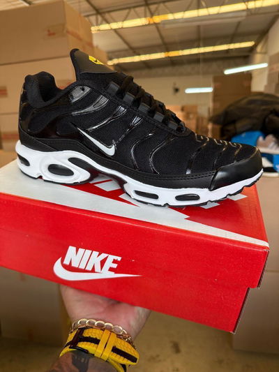 Nike TN Air Max negras base blanca 