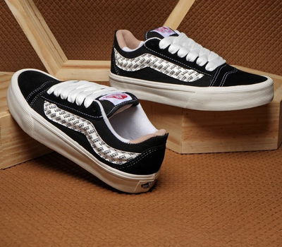 Vans KNU negra con blanco 