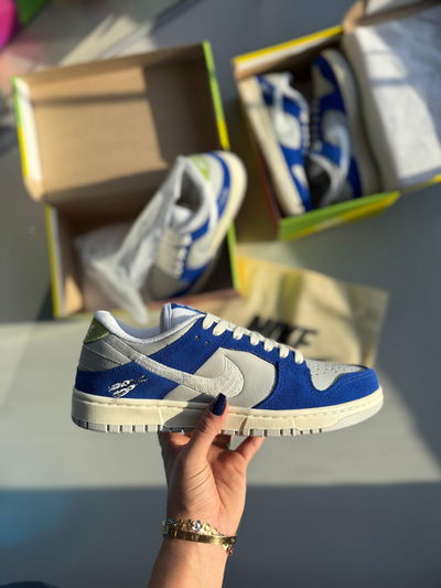 Nike Dunk gris con azul