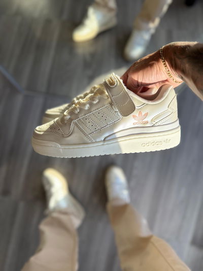 Adidas Forum beige perla con velcro