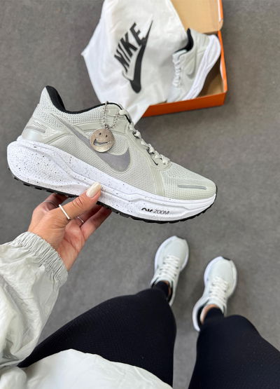 Nike Air zoom pegasus gris claro