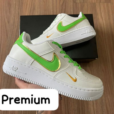 Nike Air Force blancas con verde