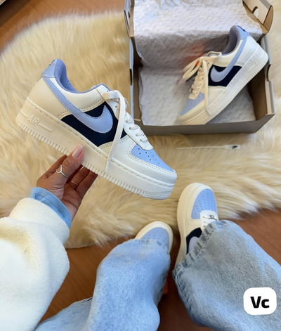 Nike Air Force blanca y celeste 