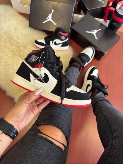 Nike Jordan negras y blancas 