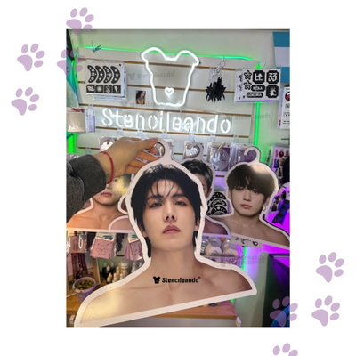 Percha J Hope BTS de madera