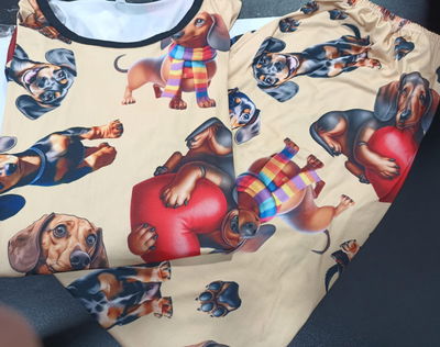 PIJAMA PERRO SALCHI CORAZON FULL PRINT