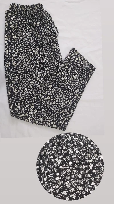 Pantalon fibrana negro y mini flores blancas etalle 10