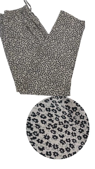 Pantalon fibrana camel con flores negras talle 10