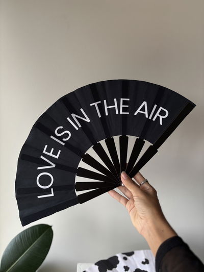 Abanico negro “Love is in the air “ 
