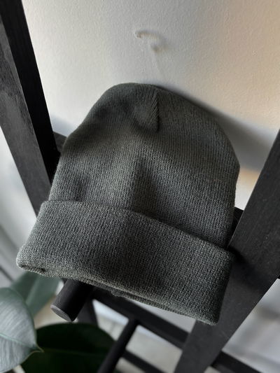 Gorro de lana gris
