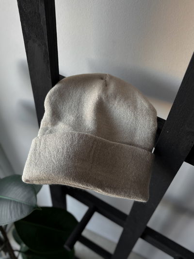 Gorro de lana cremita